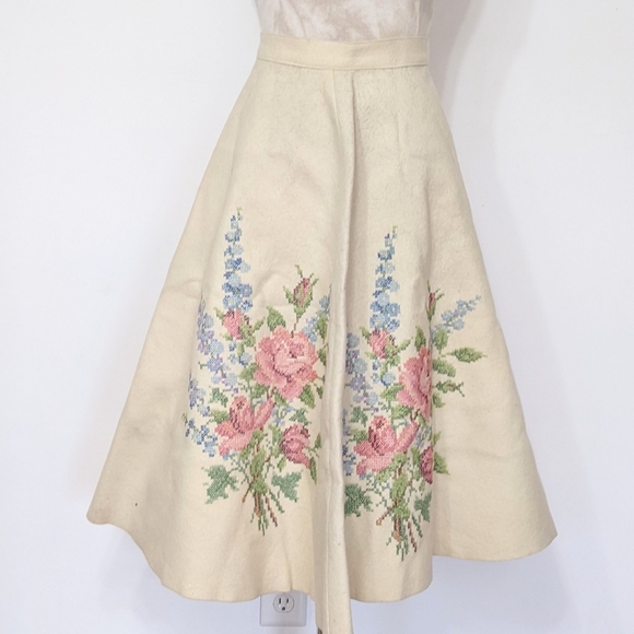 vtg 1950s cross stitch rose swing wool skirt - Picture 2 of 6